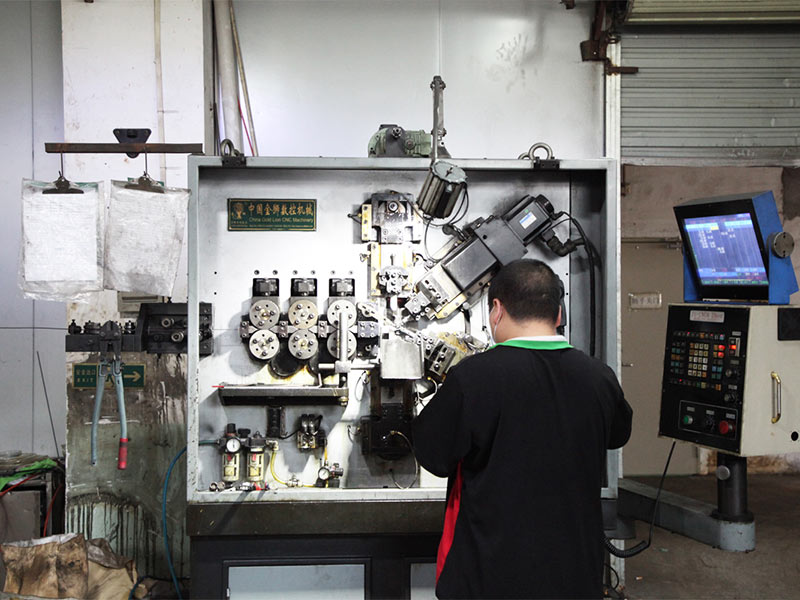 彈簧廠(chǎng)家有兩種生產(chǎn)彈簧方式